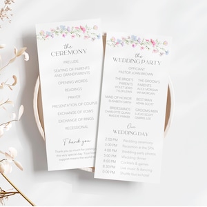 Könnte beinhalten: Ein Hochzeitsprogramm mit floralem Design. Das Programm enthält die Reihenfolge der Ereignisse für die Zeremonie und die Hochzeitsgesellschaft. Das Programm enthält auch den Zeitplan für den Hochzeitstag, der die Trauung, den Empfang und andere Veranstaltungen umfasst.