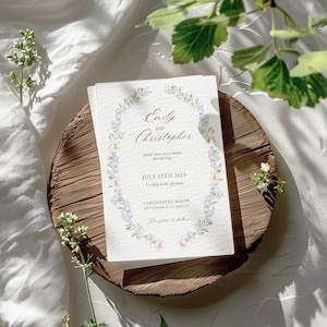 Hellblaue Blumenhochzeitseinladung, Pastell Wildblumen einladen, Staubblauer Blumenkranz, bearbeitbare Vorlage, Vergissmeinnicht Blumen | BF1