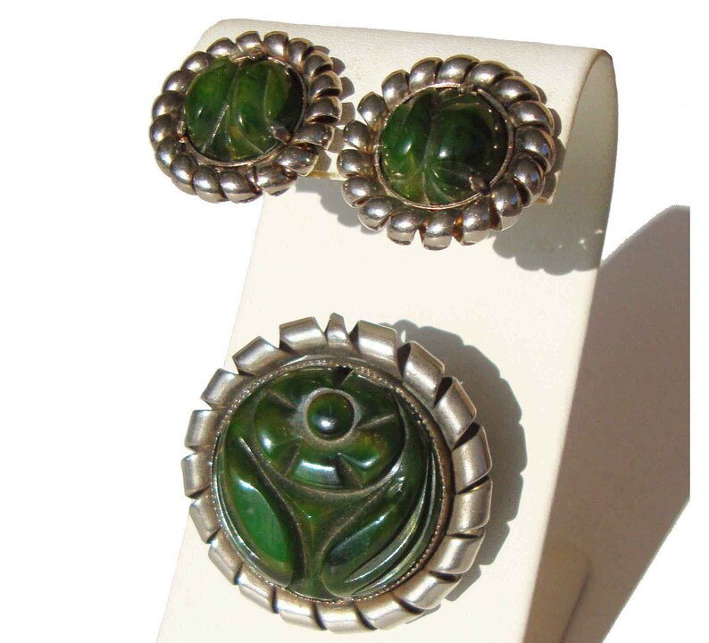 Vintage Bakelite & Chrome Carved Green Brooch Earrings Jewelry Set image 1