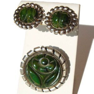 Vintage Bakelite & Chrome Carved Green Brooch Earrings Jewelry Set image 2