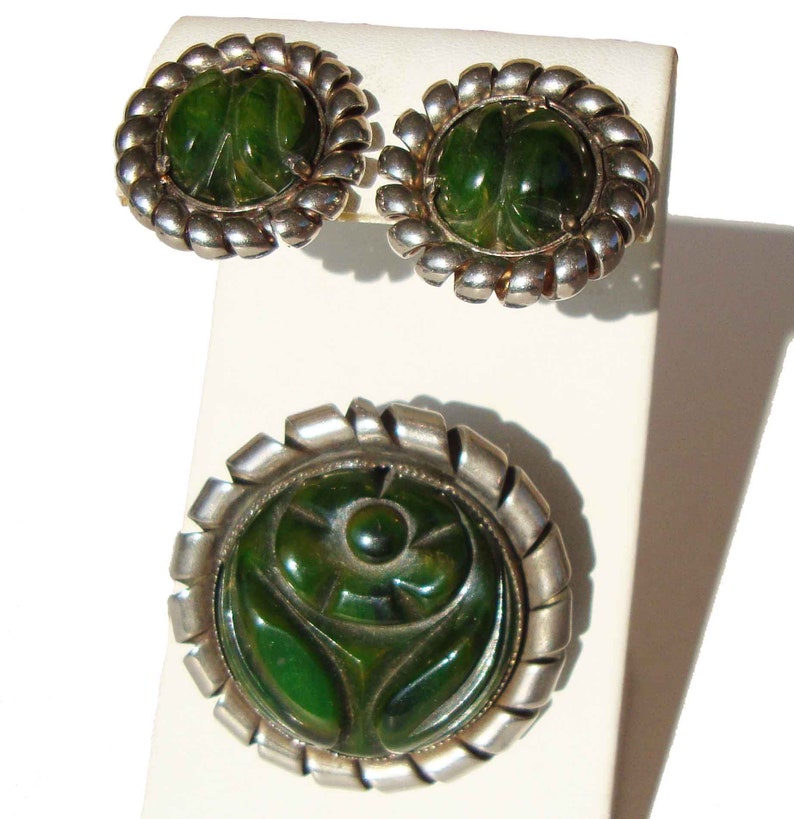 Vintage Bakelite & Chrome Carved Green Brooch Earrings Jewelry Set image 2
