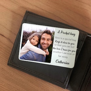 Personalisierte Taschenumarmung, Foto-Metallbrieftaschenkarte, Sentimentale Geschenke für Mutter und Vater, gravierter Aluminium-Geldbörseneinsatz, Andenken von Kindern