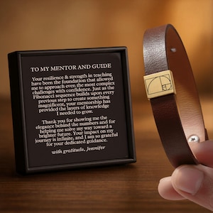 Braccialetto personalizzato con sequenza di Fibonacci in ecopelle di alta qualità e incisione personalizzata, ideale come regalo per insegnanti o mentori.