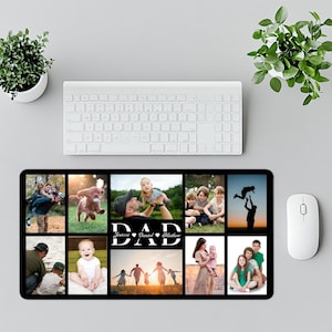 Op de afbeelding: Zwarte rechthoekige muismat met een collage van familiefoto's. Het woord "DAD" is gecentreerd met de namen Jessica, Daniel en Mathew eronder. Een wit toetsenbord, muis en potplanten staan op de achtergrond.