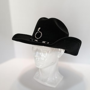 Sombrero gótico de vaquera con aro y banda de vinilo con tachuelas – Sombrero western negro que marca tendencia imagen 4