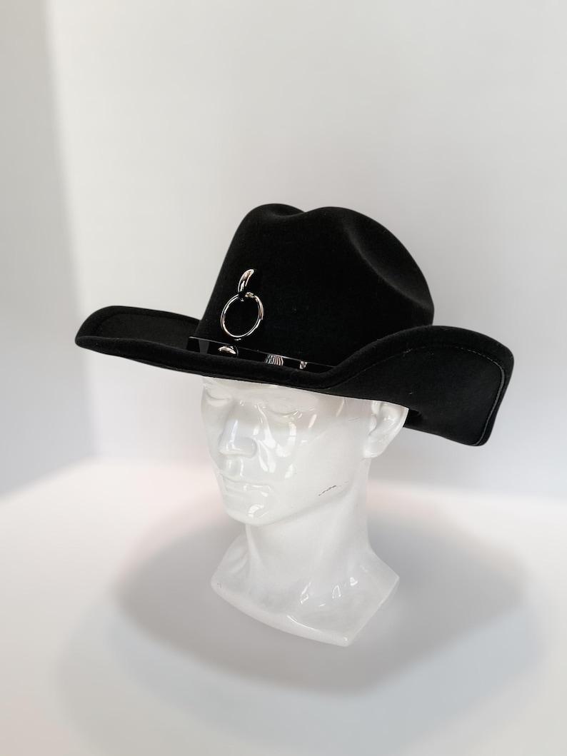 Sombrero gótico de vaquera con aro y banda de vinilo con tachuelas – Sombrero western negro que marca tendencia imagen 4