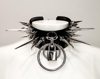 Collar de vinilo negro con pinchos, doble junta tórica y candado