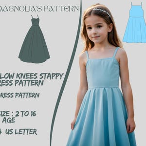 Może przedstawiać: Cyfrowy wzór szycia na sukienkę bez rękawów dla dzieci, sięgającą poniżej kolan. Wzór dostępny jest w rozmiarach od 2 do 16 i można go wydrukować na papierze A0, A4 lub US Letter. Na zdjęciu widać małą dziewczynkę w jasnoniebieskiej wersji sukienki.