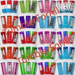 Puede incluir: Una colecci&oacute;n de vasos para bebidas de hidrataci&oacute;n PRIME en varios colores, incluyendo rojo, azul, verde y morado. Los vasos tienen el logotipo y el texto PRIME, con las palabras "Tumbler For All" en naranja. Las bebidas est&aacute;n en latas cil&iacute;ndricas.