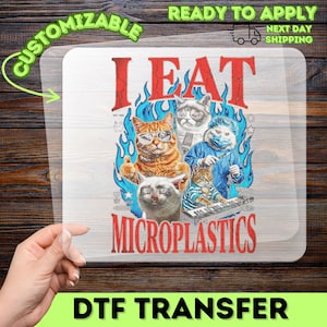 Peut inclure: Une feuille de transfert DTF transparente avec un motif graphique et le texte rouge I EAT MICROPLASTICS. Le design représente quatre chats, dont un avec des lunettes, un autre en tenue chirurgicale avec un masque, sur fond de flammes bleues.