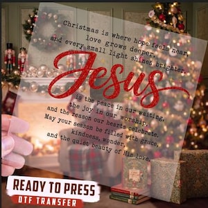 Op de afbeelding: Een transparant DTF-transfervel met zwarte tekst in typemachinestijl: Christmas is where hope feels near, love grows deeper, and every small light shines brighter. Jesus is the peace in our waiting, the joy in our worship.