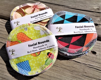 Może przedstawiać: Trzy stosy kolorowych, wielokrotnego użytku okrągłych płatków do demakijażu z białą etykietą z napisem "Facial Rounds Handmade in Red Deer, Alberta Canada".