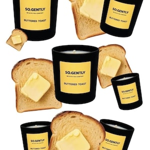 Puede incluir: Seis velas negras con etiquetas amarillas que dicen "SO.GENTLY WE GIVE YOU COMFORT BUTTERED TOAST". Las velas están dispuestas alrededor de imágenes de tostadas con mantequilla.