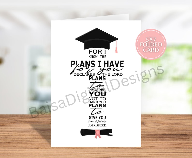 Pu&ograve; includere: Un biglietto di laurea piegato bianco 5x7 con un'illustrazione di cappello e nappa neri. Il biglietto presenta il testo "FOR I KNOW THE PLANS I HAVE FOR YOU" e un versetto biblico di Geremia 29:11.