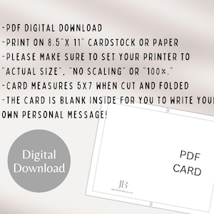 Pu&ograve; includere: Una scheda scaricabile digitalmente con il testo "PDF CARD" in basso a destra. La scheda misura 12,7 x 17,8 cm una volta tagliata e piegata. La scheda &egrave; vuota all'interno per un messaggio personale.