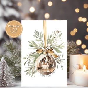 Peut inclure: Carte de Noël imprimable de 5x7 pouces. Elle présente une illustration à l'aquarelle de la scène de la Nativité à l'intérieur d'un ornement décoratif, orné de verdure et d'un ruban doré. Les mots "Feliz Navidad" sont en bas.