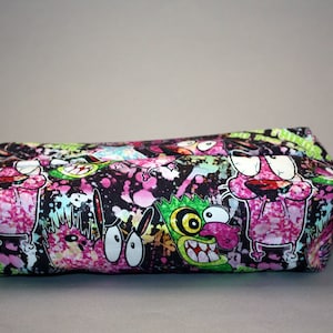 Bolsa de maquillaje Boxy- Courage the Cowardly Dog Print Zipper- Estuche para lápices