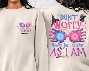 Può includere: Felpa color crema con una grafica degli occhiali di Luna Lovegood, con lenti blu e rosa. La parte anteriore dice "Exceptionally Ordinary". La parte posteriore dice "Don't Worry, You're just as sane as I am."