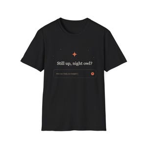 Peut inclure: Un t-shirt noir à manches courtes avec une impression graphique comprenant une étoile à quatre branches et le texte "Still up, night owl?" au-dessus d'une zone de saisie de chat avec "How can I help you tonight?" et une flèche orange.