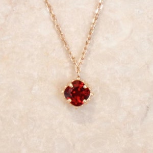 Collar con colgante de plata S925 bañado en oro de 14 quilates con piedra preciosa de granate rojo natural, regalo de piedra natal de enero para ella, collar de estilo minimalista para todos los días