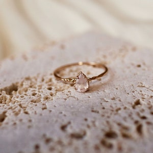Delicado anillo de plata chapado en oro de 14K con cuarzo rosa y corte en forma de lágrima, elegante anillo de piedra natural, regalo perfecto para su regalo nupcial de aniversario