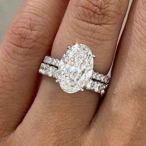 Anillo de compromiso de moissanita ovalada de 3 quilates con banda de diamantes para mujer en oro macizo de 14 quilates, disponible en oro blanco y oro rosa.