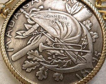 Fransk reproduktion av nautisk Madagaskar-mynthänge: Guldfärgad gemkedja