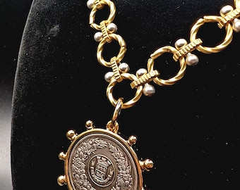 Franskt mynthalsband: Kranshänge i grov form, guldbesättning, silvermynt