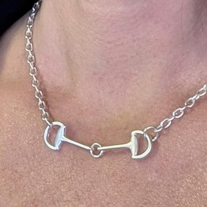 Ciondolo con filetto in argento opaco: collana equestre