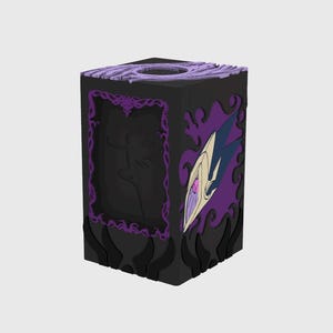 Op de afbeelding: Een zwarte doos met een paars en wit ontwerp. De doos heeft een decoratief paars frame aan één kant en een gestileerd paars en wit ontwerp aan de andere kant. De bovenkant van de doos heeft een cirkelvormige opening.