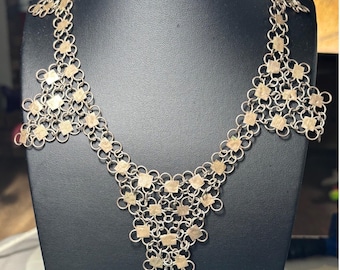 Collana vintage delicata a bavaglino con maglie geometriche quadrate color argento, 51 cm circa