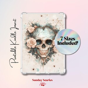 Op de afbeelding: Een transparante Kindle-hoes met een aquarel schedelontwerp, hartvormig hoofd en rozen. De insert bevat de tekst "Printable Kindle Insert" en "7 Sizes Included!"