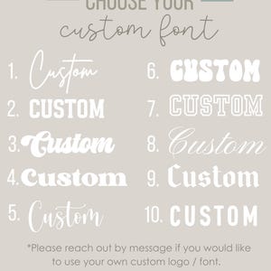 Puede incluir: Un gr&aacute;fico que muestra 10 estilos de fuente diferentes para la palabra "Custom". El texto "Elige tu fuente personalizada" est&aacute; en la parte superior de la imagen. El texto "*Por favor, ponte en contacto por mensaje si quieres usar tu propio logotipo/fuente personalizado.*" est&aacute; en la parte inferior de la imagen. El texto "@sunnieandjune" est&aacute; en la parte inferior de la imagen.