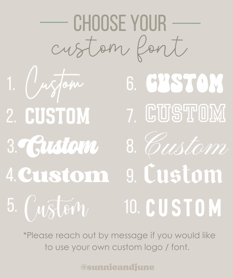 Puede incluir: Un gr&aacute;fico que muestra 10 estilos de fuente diferentes para la palabra "Custom". El texto "Elige tu fuente personalizada" est&aacute; en la parte superior de la imagen. El texto "*Por favor, ponte en contacto por mensaje si quieres usar tu propio logotipo/fuente personalizado.*" est&aacute; en la parte inferior de la imagen. El texto "@sunnieandjune" est&aacute; en la parte inferior de la imagen.