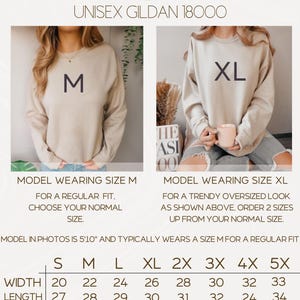 Puede incluir: Tabla de tallas para sudaderas unisex Gildan 18000. La tabla muestra las medidas en pulgadas para el ancho y la longitud para las tallas S, M, L, XL, 2X, 3X, 4X y 5X. La modelo lleva una talla M para un ajuste regular y una talla XL para un look de gran tama&ntilde;o.