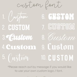 Puede incluir: Un gr&aacute;fico que muestra 10 estilos de fuente diferentes para la palabra "Custom". El texto "Elige tu fuente personalizada" est&aacute; en la parte superior de la imagen. El texto "Por favor, ponte en contacto por mensaje si quieres usar tu propio logotipo/fuente personalizado." est&aacute; en la parte inferior de la imagen. El texto "@sunnieandjune" est&aacute; en la parte inferior de la imagen.