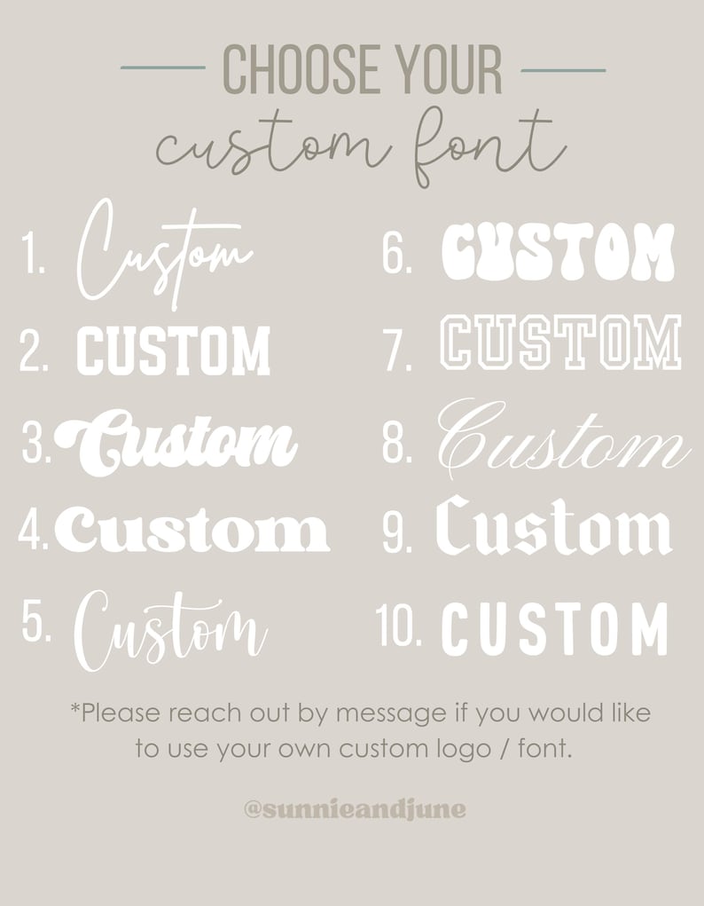 Puede incluir: Un gr&aacute;fico que muestra 10 estilos de fuente diferentes para la palabra "Custom". El texto "Elige tu fuente personalizada" est&aacute; en la parte superior de la imagen. El texto "Por favor, ponte en contacto por mensaje si quieres usar tu propio logotipo/fuente personalizado." est&aacute; en la parte inferior de la imagen. El texto "@sunnieandjune" est&aacute; en la parte inferior de la imagen.