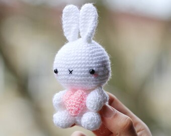 Patrón de crochet del conejito de nieve Yuki: Mini conejo amigurumi (PDF)