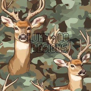 Puede incluir: Dos ciervos marrones con cuernos se representan sobre un fondo de camuflaje. Los ciervos están de frente con la cabeza ligeramente inclinada hacia abajo. El fondo es un patrón de camuflaje verde, marrón y negro.