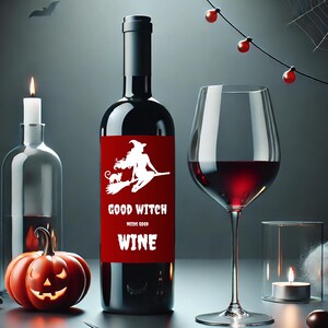 Pode incluir: Uma garrafa de vinho tinto com um rótulo branco que diz "Good Witch Needs Good Wine". O rótulo também apresenta uma silhueta de uma bruxa voando em uma vassoura com um gato preto.