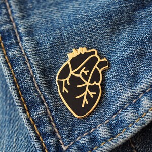 Anatomisches Herz Pin, Pin, Herz Pin, Emaille Pin, Pin Abzeichen, schwarz und Gold, schwarzes Herz, Anstecknadel, Hochzeitsgeschenk, Herz Brosche, RockCakes Bild 7