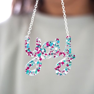 Collar acrílico &quot;Yay&quot; de fiesta: Joyas divertidas para mejores amigas