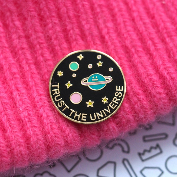 Insigne en émail Faites confiance à l'univers / Broche loi universelle / Bijoux illustrés / Broche planète / Cadeau pour ami / RockCakes