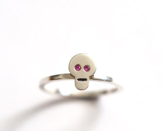 Bague tête de mort Dinky / Argent sterling recyclé / Diamant noir / Saphir rose / Yeux émeraude / Superposition de bagues / Bague précieuse / RockCakes