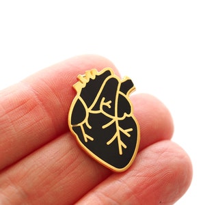 Anatomisches Herz Pin, Pin, Herz Pin, Emaille Pin, Pin Abzeichen, schwarz und Gold, schwarzes Herz, Anstecknadel, Hochzeitsgeschenk, Herz Brosche, RockCakes Bild 2