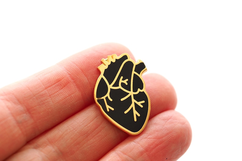 Anatomisches Herz Pin, Pin, Herz Pin, Emaille Pin, Pin Abzeichen, schwarz und Gold, schwarzes Herz, Anstecknadel, Hochzeitsgeschenk, Herz Brosche, RockCakes Bild 2