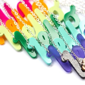 Collar acrílico con la palabra &quot;Hola&quot;: colgante cortado con láser