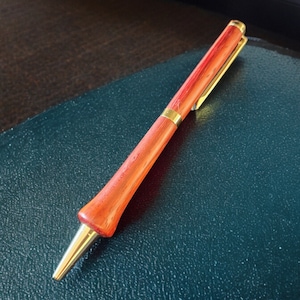 Stylo en bois tourné à la main. Stylo personnalisé de 7 mm de style padouk en bois dur exotique avec finitions en chrome doré.