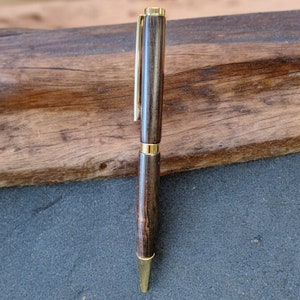 Stylo en bois tourné à la main. Stylo de 7 mm tourné sur mesure, en bois exotique d'Afrique, en ébène d'Afrique et finitions chromées dorées.