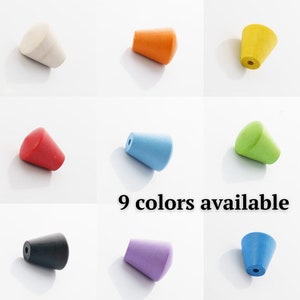 以下が含まれることがあります： 白、オレンジ、黄色、赤、水色、緑、黒、紫、青など、さまざまな色の円錐形の木製ノブが9個あります。 9色展開です。